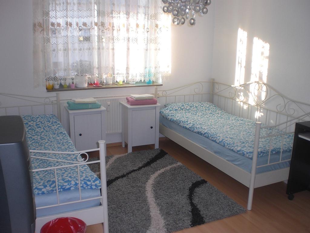 ZV2001 Private Apartments&Rooms near Exhibition Ground  Hannover Zimmer foto